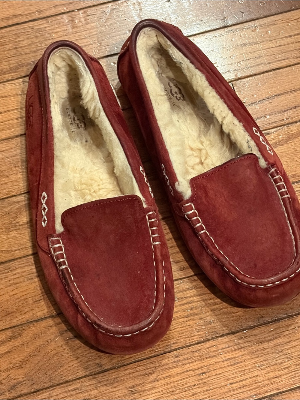 UGG Ansley Burgundy Moccasin Slippers Womens Size 9 US Shearling Lined 3312